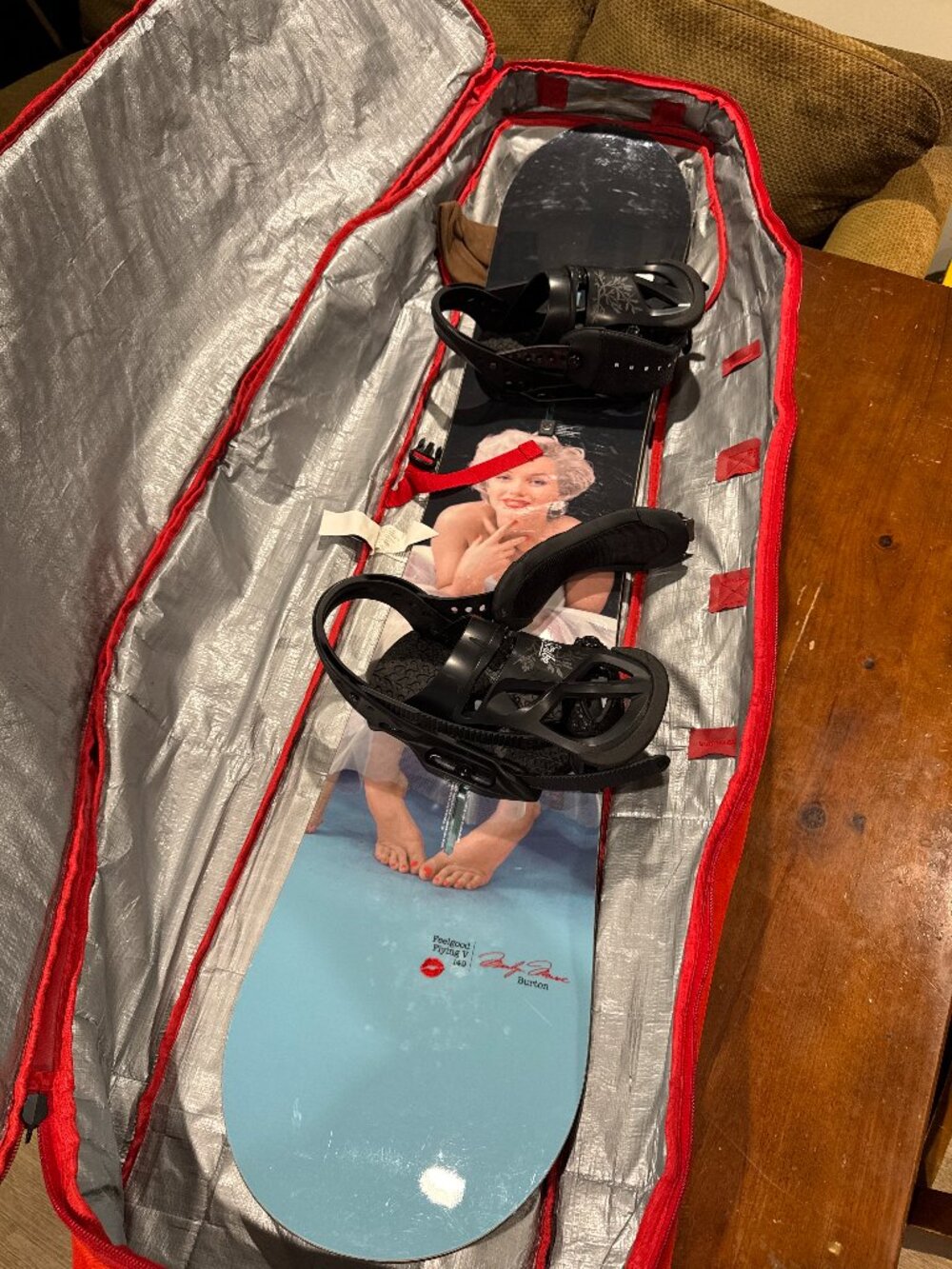 Burton Feelgood Flying V 149 Snowboard (Marilyn Monroe Edition) + Wheelie Travel